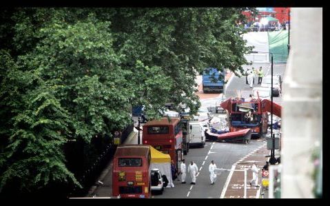 LONDEN â€“ Afgeschermd van het gedruis van de Britse wereldstad doen de forensisch experts hun bergingswerk. Anders dan bij de terreuraanslagen in New York, Bali of Madrid zijn er in Londen geen rokende puinhopen te zien. Drie van de vier explosies deden 