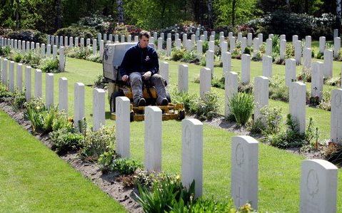 HOLTEN - Op de Canadese Militaire begraafplaats op de Holterberg wordt donderdag de laatste hand gelegd aan de voorbereidingen voor de herdenking op 4 mei. In Holten liggen 1355 Canadezen begraven op een perceel dat door Nederland geschonken werd aan het 