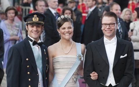 Kroonprinses Victoria met rechts van haar haar verloofde. Foto EPA.