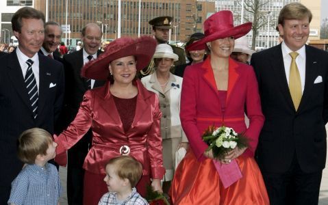 LEIDEN â€“ Groothertog Henri van Luxemburg, groothertogin Maria Therese, prinses Máxima en prins Willem Alexander (v.l.n.r.) arriveerden maandag bij het Universitair Medisch Centrum Leiden. Het koninklijk echtpaar uit Luxemburg bezoekt deze dagen Nederlan