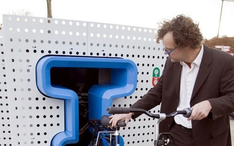 NIJMEGEN - Bikedispensers in Nijmegen. De bikedispensers zijn een volautomatisch verhuursysteem voor OV-fietsen. De groei van de ov-fiets verloopt sneller dan verwacht. In het eerste kwartaal van 2008 maakten Nederlanders 90.000 ritten op de huurfiets van