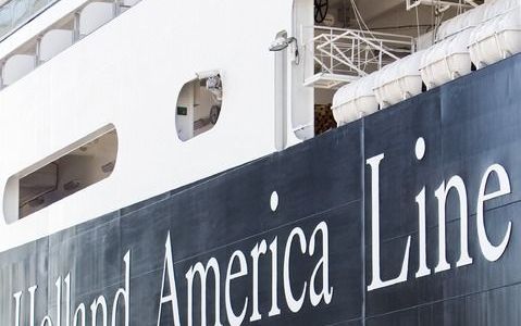 ROTTERDAM - Tijdens de doop van de Eurodam blijkt dat Amerikanen geloof en godsdienst niet wegstoppen. De eerste spreker bij de plechtigheid is niet de kapitein, maar een predikante. Foto ANP