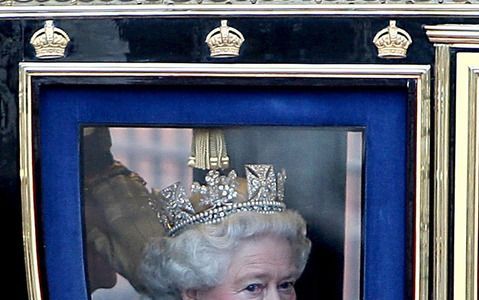 Koningin Elizabeth is een vorstin van de oude stempel. Na haar zullen er niet meer zulke koninginnen zijn, stelt Marc Roche in een biografie over het Engelse staatshoofd. Foto: koningin Elizabeth is op haar koninklijkst als zij het parlementaire jaar open