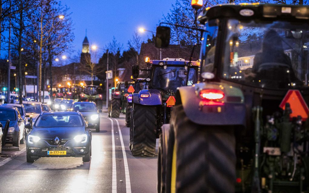 Tractors in Hilversum op weg terug van de demonstratie in Den Haag. beeld ANP