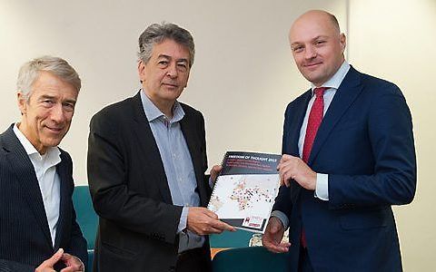 Rein Zunderdorp (bestuurder van de International Humanist and Ethical Union) (l.) en de voorzitter Boris van der Ham van het Humanistisch Verbond (r.) hebben gisteren in Den Haag een rapport over de vervolging van atheïsten aangeboden aan Lionel Veer (m.)