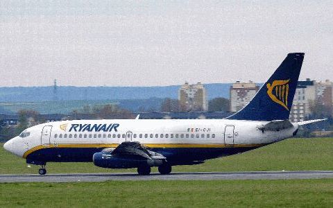 BEAUVAIS - Een Boeing 737-200 van prijsvechter Ryanair op de regionale luchthaven van Beauvais, Frankrijk. De grootste goedkoop vliegende luchtvaartmaatschappij van Europa verwacht dat de tickets duurder worden. De Europese Commissie maakt morgen waarschi