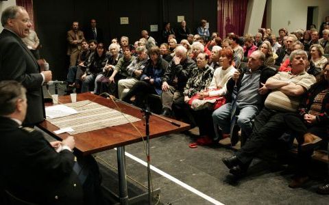 DEN HAAG - Burgemeester Wim Deetman (l.) van Den Haag spreekt donderdagavond tijdens een bijeenkomst met de bewoners van het Haagse Laakkwartier. Foto ANP