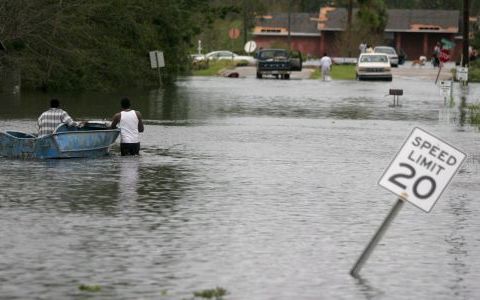 GULFPORT - Een vloedgolf van zeker zes meter hoog zette de straten van Gulfport onder water. De havenstad, twintig kilometer ten westen van Bilozi zou zwaar zijn getroffen. Foto EPA