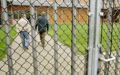 „Detentie wordt vooral gezien als een financieel probleem en is voor veel instanties een sluitpost. Gevangenen resocialiseren vraagt behalve om professie ook om passie. Het gaat om persoonlijke aandacht, van hart tot hart. Het denken in zorgproducten bete