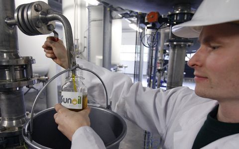 EMMEN Ã¢â‚¬â€œ In Emmen staat de eerste biodieselfabriek van Nederland. Na 5 jaar voorbereiding is het bedrijf Sunoil er half oktober begonnen met de jaarproductie van 80 miljoen liter biodiesel. Het is een milieuvriendelijk alternatief voor gewone diesel