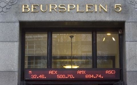 AMSTERDAM – De AEX index doorbrak dinsdag, op de eerste handelsdag van het nieuwe jaar, de psychologisch belangrijke grens van 500 punten. De AEX index flirtte vorig jaar tot driemaal toe met de barrière, maar wist die niet te slechten. De AEX sloot dinsd