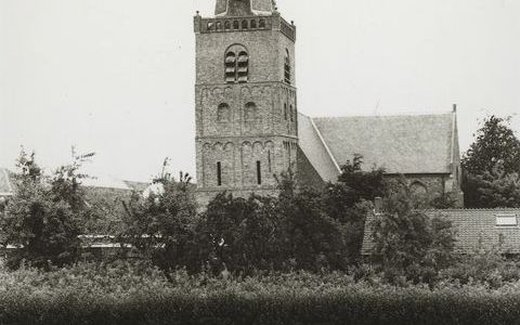 In 1953 brandde op de avond van Goede Vrijdag de oude dorpskerk van Ameide af. Foto RD