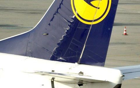 Lufthansa houdt vanwege de zwakte in het luchtvrachtvervoer twee van haar negentien vrachtvliegtuigen aan de grond. foto EPA