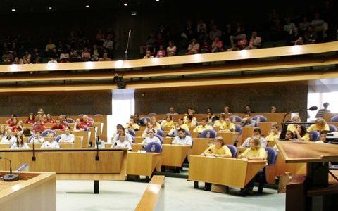 De Tweede Kamer moet minder bij de regering op schoot zitten. Zeker in een tijd van crisis is een sterk parlement nodig, zei Kamervoorzitter Verbeet gisteren bij de presentatie van een rapport over het functioneren van de Kamer. Foto ANP