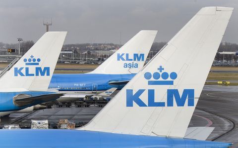 Het is maandag aan de rechter of een paar honderd schoonmakers op Schiphol gaan staken voor betere arbeidsvoorwaarden of niet. Foto ANP