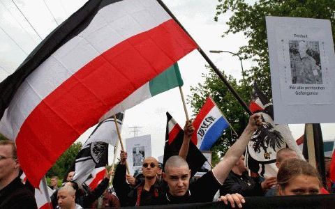 APELDOORN - Een demonstratie van de extreem rechtse Nederlandse Volks-Unie zaterdag in Apeldoorn is rustig verlopen. Zo’n zestig demonstranten hielden op een hermetisch afgesloten terrein hun betoging. Vierhonderd politieagenten bewaarden de orde. Er werd