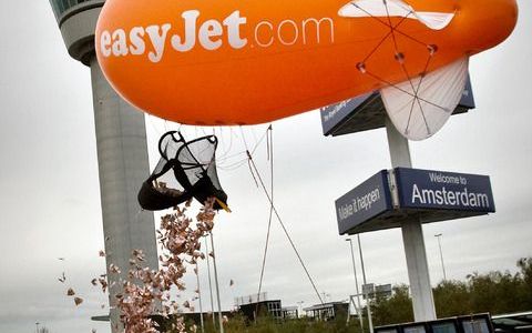 AMSTERDAM – Prijsvechter Easyjet vindt Schiphol veel te duur en gaat met nieuwe bestemmingen over de grens frontaal de aanval openen op de Nederlandse luchthaven. Foto ANP