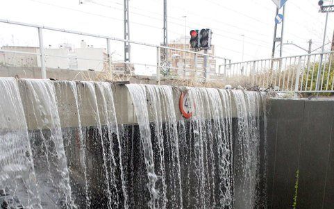 VALENCIA – De provincies Valencia en Alicante in het oosten van Spanje kampen met grote wateroverlast na zware regenval. Verscheidene havens en wegen moesten worden gesloten, aldus de radiozender Cadena SER vrijdagochtend. Foto EPA