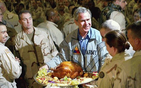 BAGDAD - Bush bezocht de Amerikaanse militairen op Thanksgiving Day om hun moraal op te vijzelen. Foto AFP