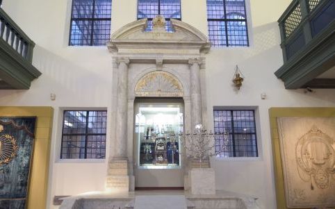 AMSTERDAM â€“ In de Grote Synagoge is de arke, de plaats waar de thorarollen bewaard worden, omgebouwd tot een soort vitrine. Foto JHM