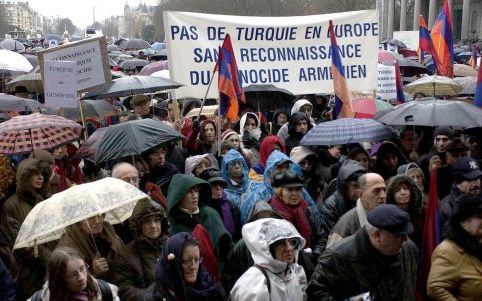 BRUSSEL â€“ ArmeniÃ«rs demonstreerden vrijdag in Brussel tegen een Turks lidmaatschap van de Europese Unie. De regeringsleiders van de EU en Turkije werden het vrijdagmiddag eens over het openen van onderhandelingen over de toetreding van Turkije tot de U