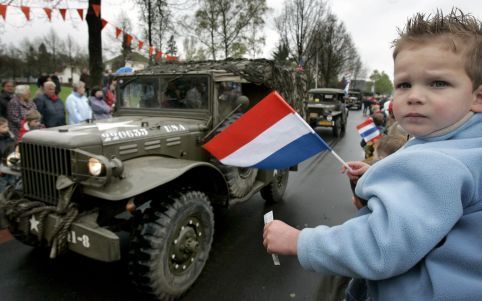 EDE â€“ Met zwaaiende vlaggetjes verwelkomden de inwoners van Ede afgelopen zaterdag opnieuw de bevrijders. Een colonne historische legervoertuigen reed vanuit Arnhem langs exact dezelfde route als in 1945 het dorp in. Foto ANP