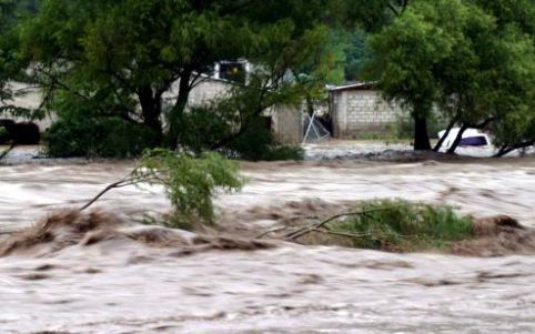 TAPACHULA - Door de straten van de Mexicaanse stad Tapachula stroomt modder als gevolg van de tropische storm Stan. In Midden-Amerika en het zuiden van Mexico zijn door de orkaan al meer dan honderd mensen om het leven gekomen. De autoriteiten verwachten 