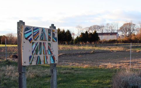 AMAGANSETT â€“ Een kleurrijk bord markeert de ingang van Quail Hill Farm, een biologisch bedrijf in Amagansett bij New York. Steeds meer boeren en consumenten in de VS ontdekken de voordelen van alternatieve bedrijfsvoering. „De producten smaken beter en 