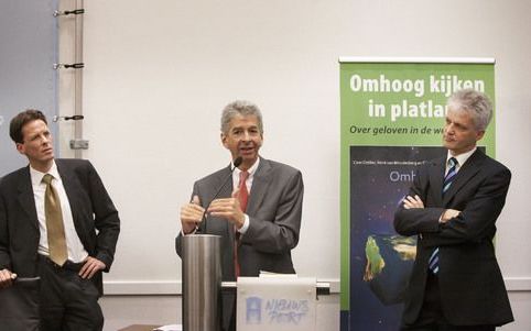 DEN HAAG – In Den Haag werd woensdag het boek ”Omhoog kijken in platland” gepresenteerd. Minister Plasterk (m.), die het boek in ontvangst nam, zei: „God is niet uit de logica af te leiden, maar ook omgekeerd moeten we het geloof niet opdringen aan de wet