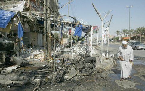 BAGDAD – Een Irakees passeert in de Iraakse hoofdstad Bagdad de restanten van wat eens een winkel was. Geweld in Irak eiste gisteren zeker 44 doden. &#61559;Foto EPA