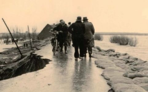 Waterwolven. Een geschiedenis van stormvloeden, dijkenbouwers en droogmakers, Cordula Rooijendijk; uitg. Atlas, Amsterdam, 2009; ISBN 978 90 450 0481 5; 408 blz.; € 34,90.