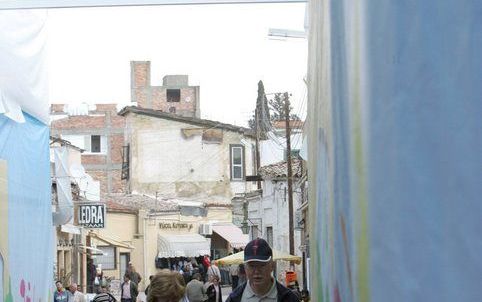 NICOSIA – Ondanks de feestelijke openstelling van de Ledrastraat, een winkelstraat op de grens tussen het Turks- en Grieks-Cypriotische stadsdeel van Nicosia, blijven de spanningen tussen de twee eilanddelen hoog. De Grieks-Cypriotische president Dimitris