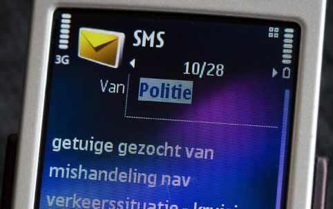 AMSTERDAM – KWF Kankerbestrijding is tevreden over het nut van de sms–berichtjes die sinds vorig jaar worden verstuurd met waarschuwingen voor de zon. Volgens een woordvoerster hebben ongeveer vijfduizend mensen, vooral mannen, zich geabonneerd op de grat