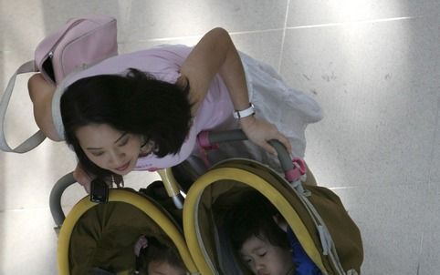 RIJSWIJK – Het bedrijf Maclaren noemt zijn buggy voor kinderen „volstrekt veilig”, maar geeft ouders in Nederland wel de mogelijkheid de wandelwagen in de winkel te laten aanpassen om hen volledig gerust te stellen. Foto EPA