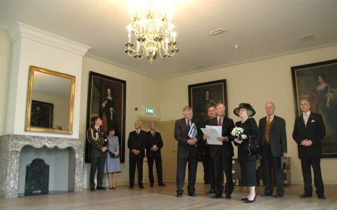 NEDERHEMERT â€“ Koningin Beatrix opende vrijdag het gerestaureerde Kasteel Nederhemert. Voor het eerst kon daarbij het interieur bezichtigd worden van de grote zaal in het kasteel, waar twee meter hoge portretten hangen van de vroegere kasteelbewoners. De