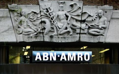 ROTTERDAM â€“ De bank ABN AMRO presenteerde in het derde kwartaal een nettowinst van 1,2 miljard euro, tegen 892 miljoen euro in dezelfde periode een jaar eerder. Analisten waren uitgegaan van een lagere winst. Foto: filiaal van ABN AMRO in Rotterdam. Fot