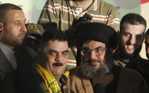 BEIROET - Hezbollah–leider Hassan Nasrallah (rechts) en de vrijgelaten strijder Samir Kantar. Foto EPA