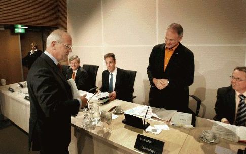 VVD minister van FinanciÃ«n Zalm maakte zich donderdagmiddag op voor het verhoor van de tijdelijke commissie infrastructuur (TCI). Commissievoorzitter Duivesteijn staat achter de tafel. Foto ANP