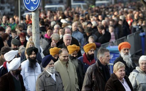 DEN HAAG: Voor Paleis Noordeinde in Den Haag staan woensdag lange rijen mensen die afscheid willen nemen van prins Bernhard. ANP FOTO