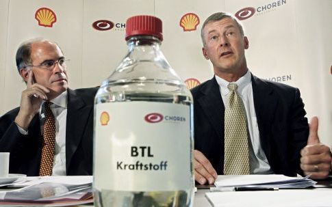 HAMBURG â€“ Shell bestuurslid Rob Routs (l.) woensdag tijdens een persconferentie in Hamburg. De onderneming heeft een minderheidsbelang gekocht in de Duitse firma Choren. Dit bedrijf bouwt in Freiburg een fabriek waarin voor het eerst biomassa in benzine