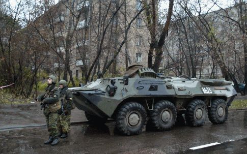 MOSKOU - Speciale eenheden van de Russische krijgsmacht nemen hun posities in rondom het theatergebouw in Moskou waarin Tsjetsjeense rebellen sinds woensdagavond honderden mensen in gijzeling houden. De gijzelnemers willen met hun actie de terugtrekking v