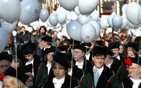 AMSTERDAM - Hoogleraren, promovendi, docenten, onderzoekers, studenten en schoolkinderen trokken donderdag tijdens de landelijke actiedag van de universiteiten met een stoet door Amsterdam. Onder het motto ”Liefde voor de wetenschap” wilden de universitei