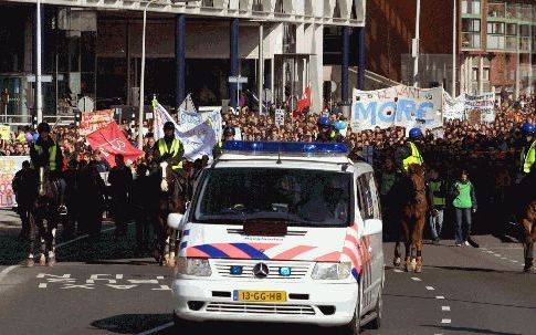 DEN HAAG - Duizenden studenten demonstreerden donderdag in Den Haag tegen de voorgenomen bezuinigingsmaatregelen op het hoger onderwijs. Onder politiebegeleiding maakte de groep een tocht langs diverse overheidsinstanties. - Foto Frank van den Berg