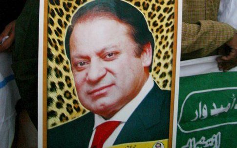 ISLAMABAD - Aanhangers van Nawaz Sharif protesteren tegen de uitsluiting voor de verkiezingen van de voormalige president. Foto EPA