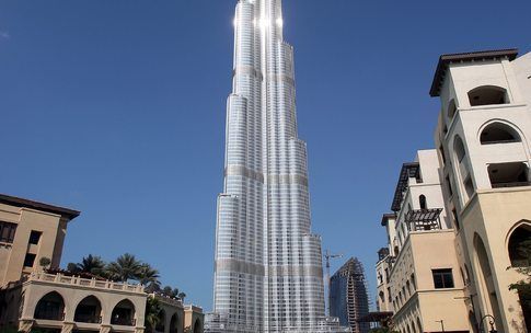 DUBAI – De emir van Dubai opende maandag de Burj Dubai (Dubaitoren), met meer dan 800 meter het hoogste bewoonde gebouw ter wereld. De precieze hoogte is nog geheim en wordt morgen pas bekendgemaakt. De bouw van de toren heeft meer dan 3 miljard euro geko