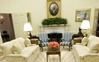 Het Witte Huis nadat Bush is vertrokken. Op de tafel een brief die Bush heeft achtergelaten voor Obama. Foto EPA