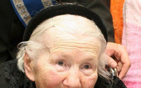 WARSCHAU (AP) – De Poolse verzetsheldin Irena Sendler, die tijdens de Tweede Wereldoorlog 2500 joodse kinderen uit het getto in Warschau redde, is maandag in een ziekenhuis in de Poolse hoofdstad overleden. Zij was 98 jaar. Foto EPA