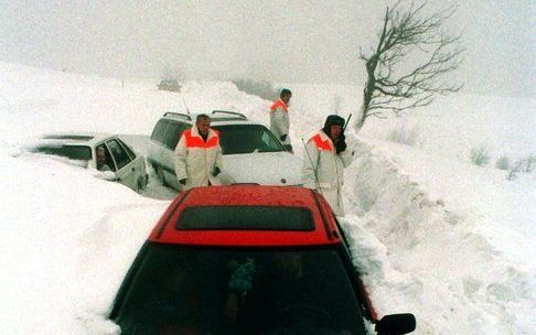 De noordoostelijke staten van Amerika kregen zaterdag een dik pak sneeuw over zich heen. Over enkele dagen volgt een ijsstorm. „Opwarming? Geen sprake van.” De straten van Detroit veranderden zaterdag langzaam in witte glijbanen. De hele dag door sneeuwde