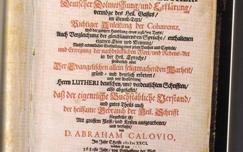 ST. LOUIS – Titelblad van het eerste deel van de driedelige Calov-Bijbel die afkomstig is uit het bezit van Johann Sebastian Bach. Rechts onderin is te zien dat Bach het boek in 1733, in zijn Leipziger tijd, aanschafte en van zijn autogram voorzag. Uitgev