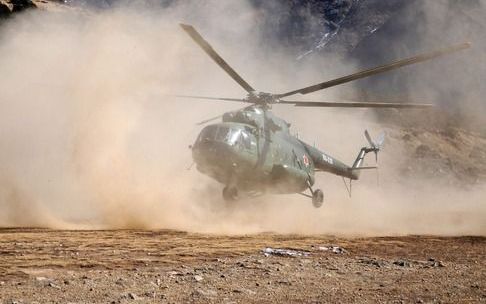 Een helikopter met ministers die gaan vergaderen, arriveert op 3800 meter hoogte. Foto EPA